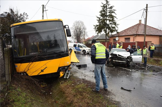 Busszal ütközött egy autó Nagykállóban, egy ember meghalt
