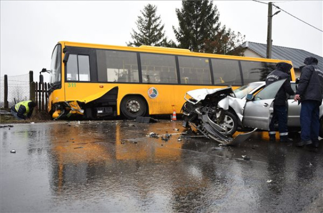 Busszal ütközött egy autó Nagykállóban, egy ember meghalt