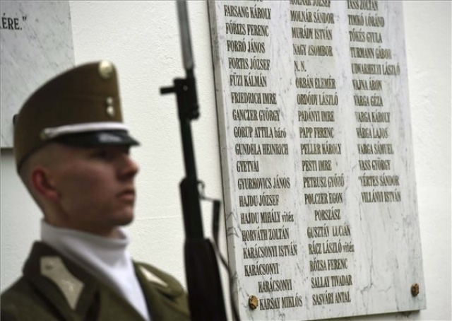 Budapest ostromának hősi halottaira és civil áldozataira emlékeztek