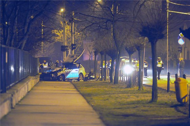 Két rendőrautó ütközött Budapesten, egy rendőr meghalt