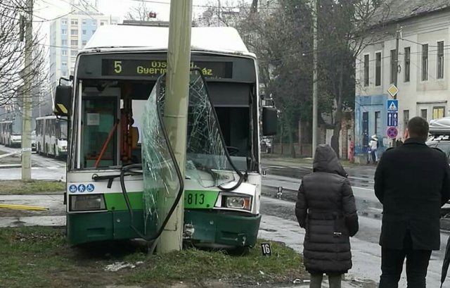 Trolibusszal ütközött egy Citroen Szegeden - 2018.03.08.
