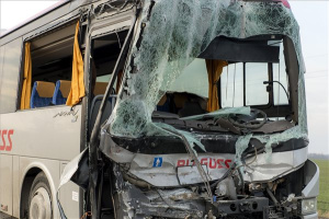 Kamion és busz ütközött a 86-os úton Jánossomorjánál