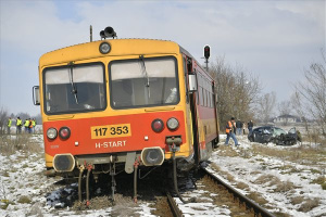 Vonattal ütközött egy személyautó Debrecen külterületén