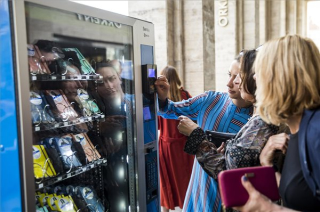 Átadták az első POKET automatát Budapesten
