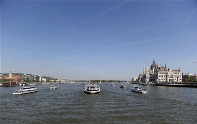 A dunai személyhajózás nyitányán hajók vonultak fel Budapesten 
