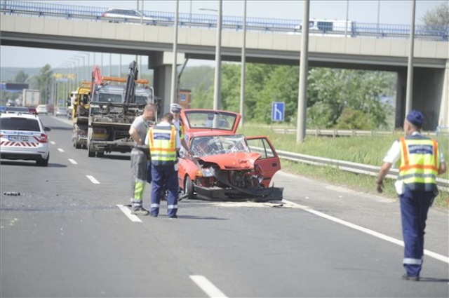 Halálos baleset az M1-M7 Budapestről kivezető szakaszán