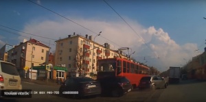 Villamos tarolt le autókat Oroszországban