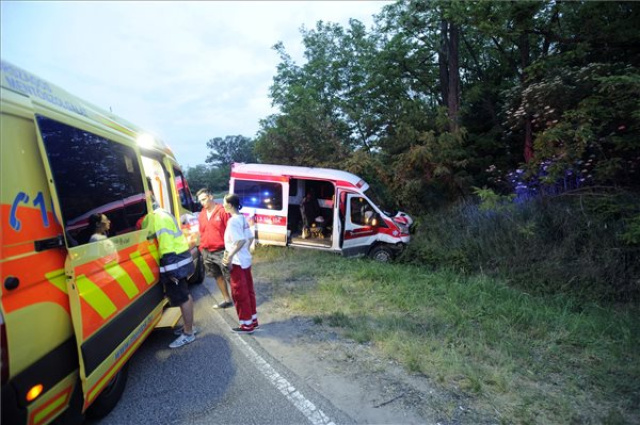 Betegszállító furgon és személyautó ütközött Pest megyében