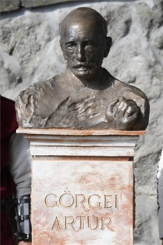 Felavatták Görgei Artúr szobrát Visegrádon
