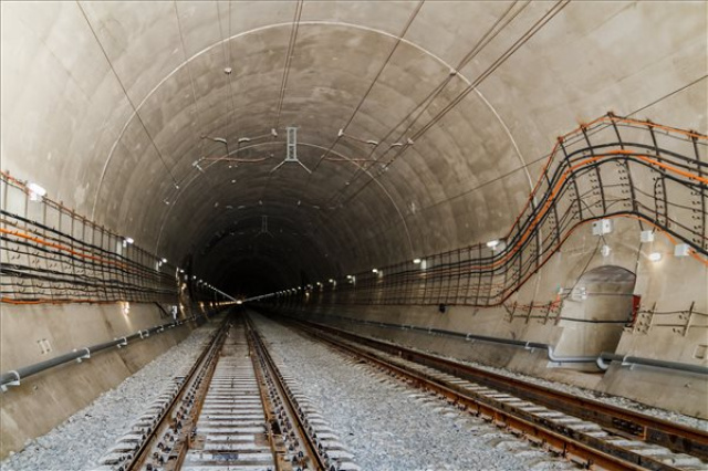 Átadta a beszkidi két nyomtávú vasúti alagutat az ukrán elnök Kárpátalján