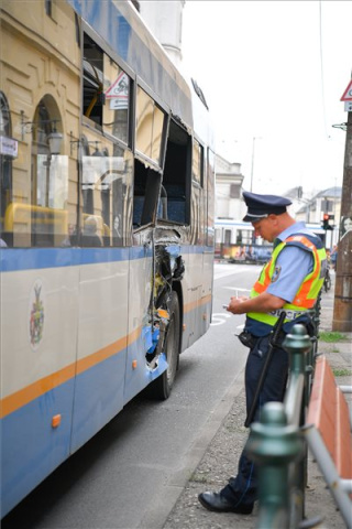 Villamos és autóbusz ütközött össze Debrecenben, tizenketten megsérültek