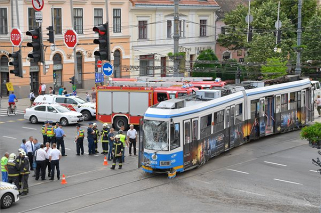 Villamos és autóbusz ütközött össze Debrecenben, tizenketten megsérültek