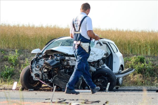 Két ember meghalt közlekedési balesetben Csávolynál