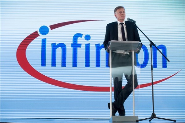 Megnyitották az Infineon Technologies Cegléd Kft. új központi épületét Cegléden 