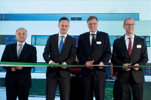 Megnyitották az Infineon Technologies Cegléd Kft. új központi épületét Cegléden 