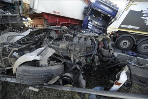 Több teherautó ütközött az M3-as autópályán Kerekharasztnál, egy ember meghalt