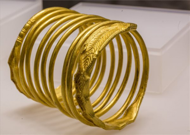 Több ezer év arany- és ezüstkincseit mutatják be a szegedi Fekete házban