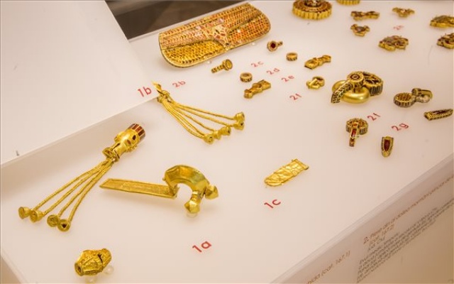 Több ezer év arany- és ezüstkincseit mutatják be a szegedi Fekete házban