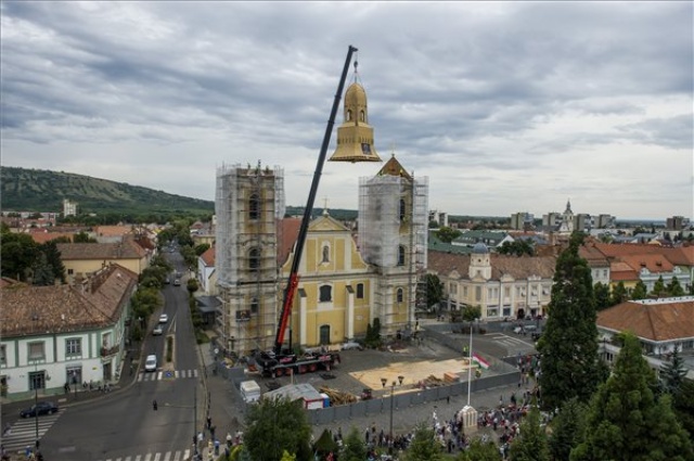 Látványos részéhez ér a Szent Bertalan-templom toronysisakjainak helyreállítása Gyöngyösön