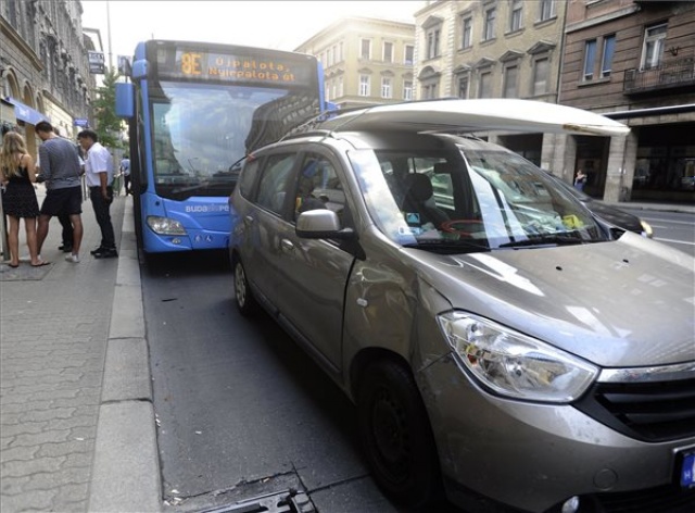 Busszal ütközött egy autó a budapesti Rákóczi úton, többen megsérültek