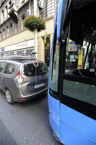 Busszal ütközött egy autó a budapesti Rákóczi úton, többen megsérültek