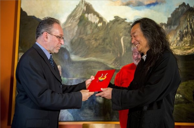 Jang Lien kapta Janus Pannonius Költészeti Nagydíjat