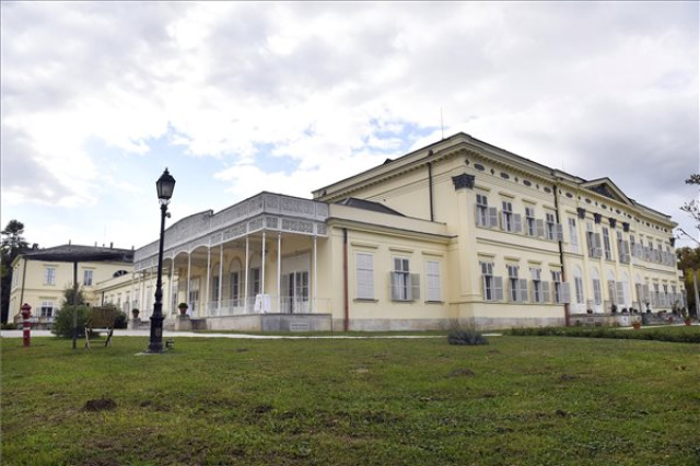 Másfél milliárd forintból fejlesztik a fehérvárcsurgói Károlyi-kastélyt