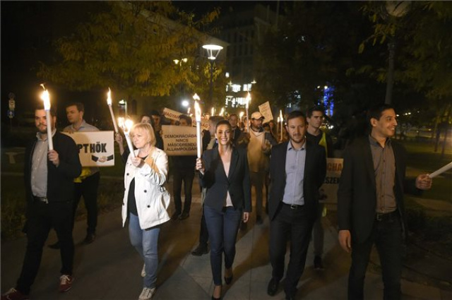 Az LMP ifjúsági szervezete a Corvinus egyetemért demonstrált