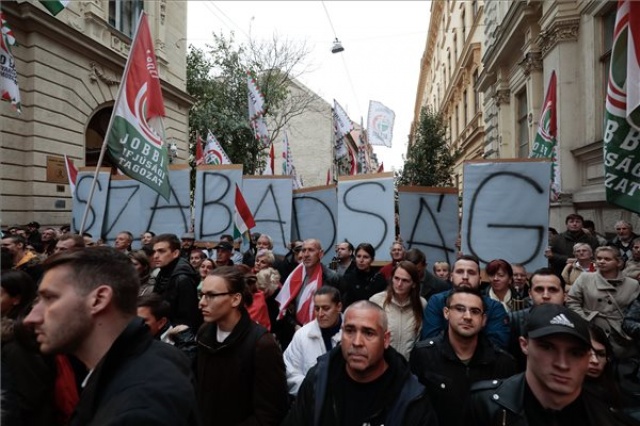 Október 23. - A Jobbik rendezvénye a Magyar Rádió volt épülete előtt
