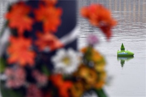 Dunai hajóbaleset - A Hableány képét festették rá egy bójára a Margit hídnál