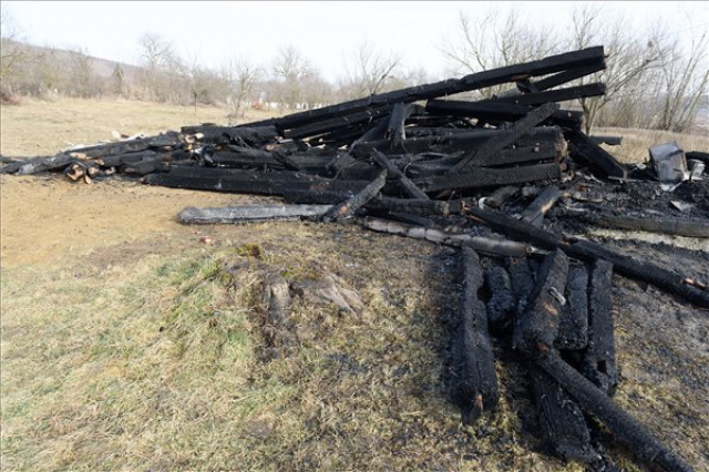 Leégett a székelyföldi Héderfája református templomának haranglábja