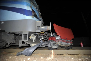 Vasúti átjáróban üresen álló autóval ütközött két vonat