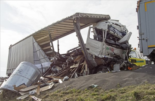 Teljes az útzár az M1-esen Mosonmagyaróvárnál halálos baleset miatt