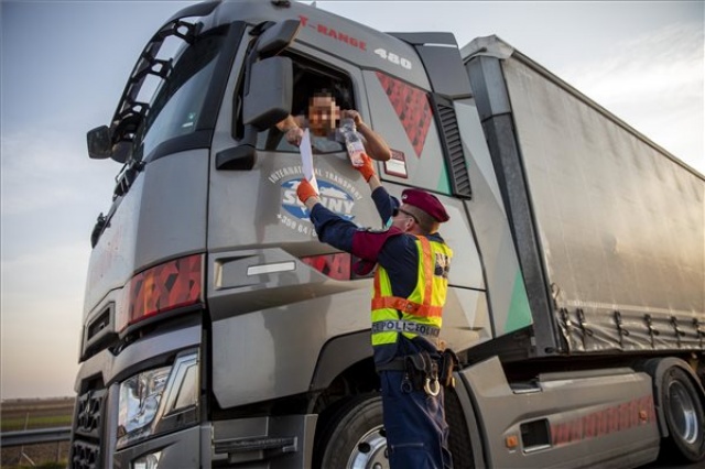 Tizenkét órásra nőtt a kamionok várakozási ideje Csanádpalotánál