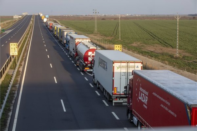 Tizenkét órásra nőtt a kamionok várakozási ideje Csanádpalotánál