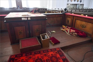 Virágvasárnapra helyreállítják a debreceni Nagytemplom megrongált úrasztalát