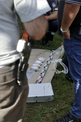 Nagy mennyiségű, elásott heroint találtak a rendőrök egy domonyvölgyi nyaraló kertjében