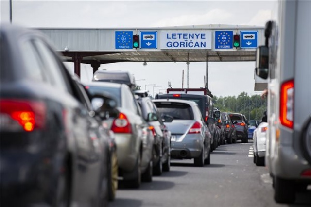 Torlódás az M7-es autópályán a magyar-horvát határátkelő előtt