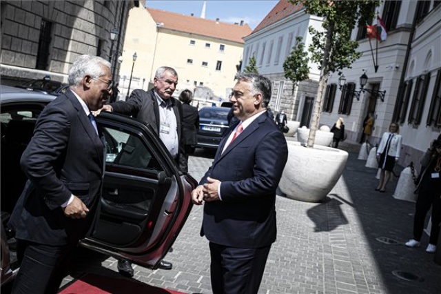 Orbán Viktor a portugál miniszterelnökkel tárgyal 