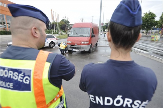 Három embert ütött el egy járdára felhajtó autó Budapesten