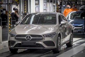 Megkezdődik a hibrid autómodellek gyártása a kecskeméti Mercedes-gyárban