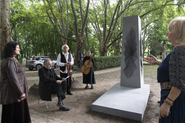 Síremléket avattak Szervátiusz Tibor emlékére Budapesten
