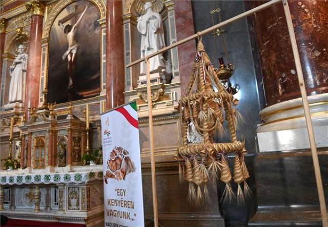Elhelyezték a Kárpát-medence Aratókoszorúját a Szent István-bazilikában