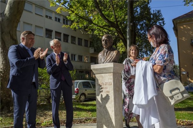 Szobrot avattak Takáts Gyula tiszteletére Kaposváron