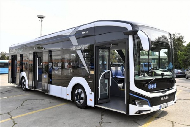 Forgalomban teszteltek egy új elektromos autóbuszt Budapesten