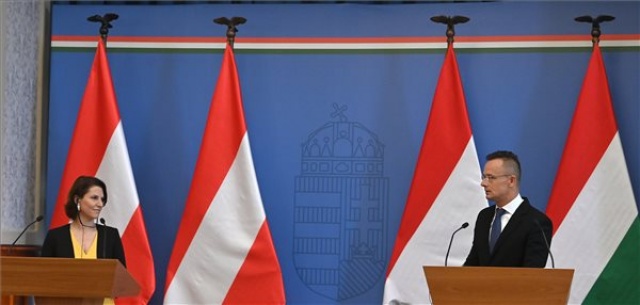 Szijjártó Péter az osztrák Európai Unióért és alkotmányért felelős miniszterrel tárgyalt