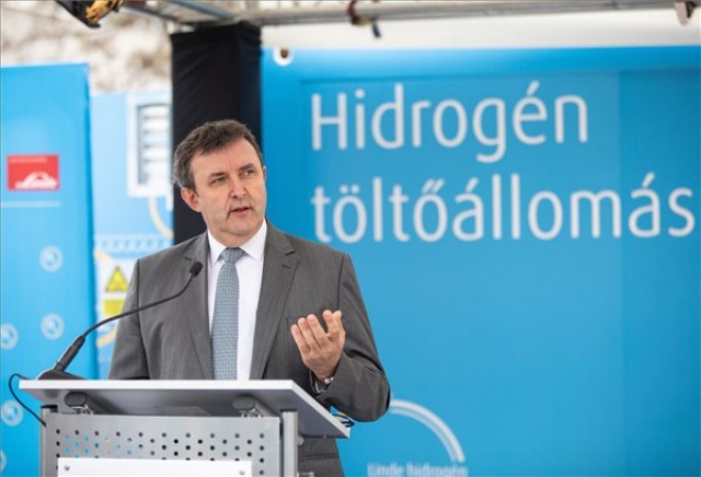 Átadták Magyarország első mobil hidrogén-töltőállomását