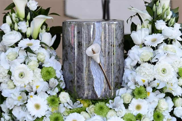 Elbúcsúztatták Igaly Diána olimpiai bajnok sportlövőt a törökbálinti temetőben