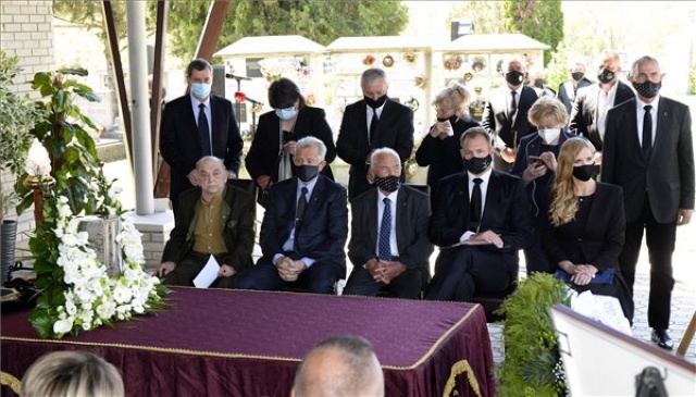 Elbúcsúztatták Igaly Diána olimpiai bajnok sportlövőt a törökbálinti temetőben