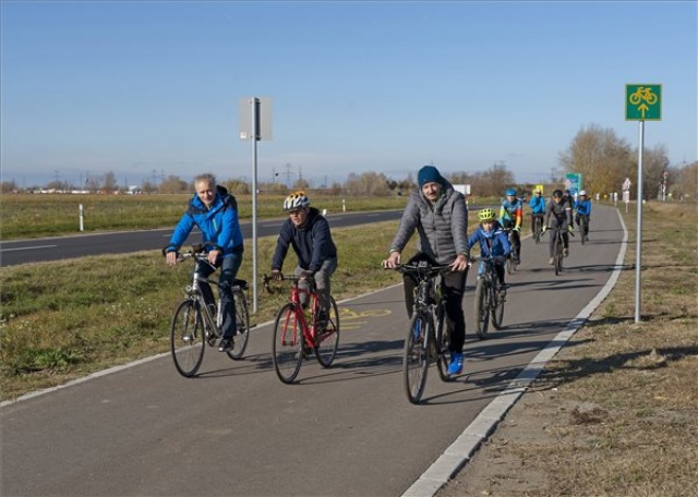 Átadták a Győrt Pannonhalmával összekötő kerékpárutat 